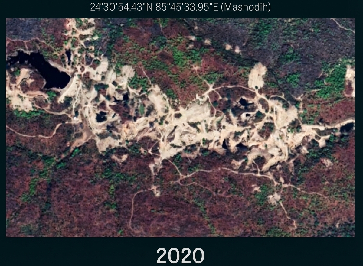 Satellitenbild 2020: helle Abbauflächen und Wege in Waldgebiet, Koordinaten oben.